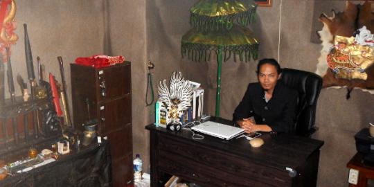 Ki Aji Langlang Jagad paranormal merangkap konsultan politik
