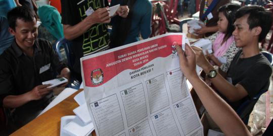 Mengintip proses pelipatan surat suara Pemilu di KPU Bekasi