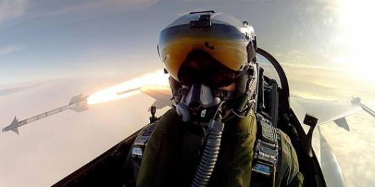 Sambil tembakkan rudal, pilot F-16 lakukan selfie