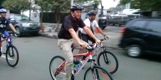 Bersepeda ke kantor, Ahok belum mandi dan sarapan