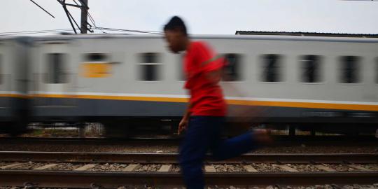 Asik BBM-an di pinggir Rel, Lukman tewas disambar KRL