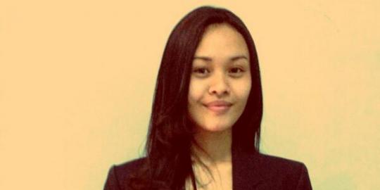 Ade Sara disetrum dengan alat berbentuk microfon hingga pingsan