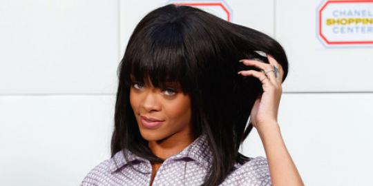 Rihanna Guncang Paris Dengan Poni Barunya  merdeka.com