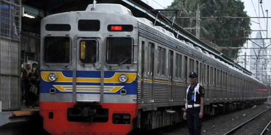 Diserempet kereta, Sofyan jatuh dari jembatan perlintasan