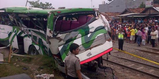 Bus Haryanto ditabrak KA Menoreh di perlintasan Cibitung Bekasi