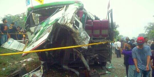 Tabrakan dengan bus, KA Menoreh ganti lokomotif di Cikarang