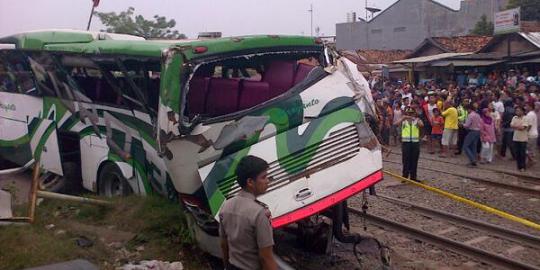 Tabrakan dengan KA, 35 penumpang bus PO Haryanto luka-luka