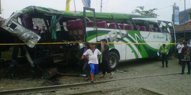 Bus PO Haryanto memaksa melintas sebelum ditabrak KA  merdeka.com