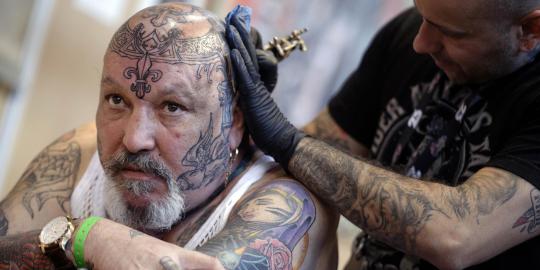 Kemeriahan festival tato Mondial du Tatouage di Paris