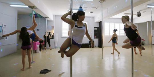 Mengintip wanita seksi Australia latihan pole dance