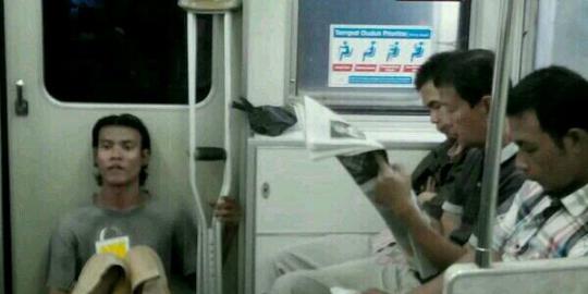 Matinya rasa empati di atas KRL Commuter Line