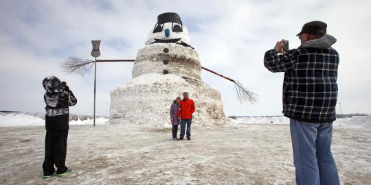 Uniknya manusia salju setinggi 15,2 meter di Amerika Serikat