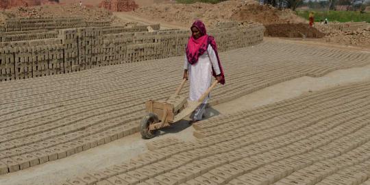 Kisah wanita Pakistan jadi kuli batu bata demi hidupi 4 anak