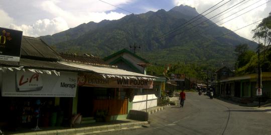 Merapi batuk, awan hitam dan hujan abu terjadi di Klaten