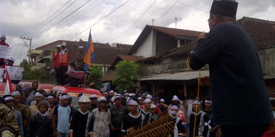 Warga demo jalur evakuasi Merapi rusak, Semarang-Yogya tersendat