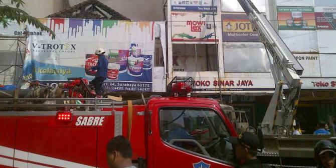 Tiga toko  cat  di Surabaya diamuk api damkar datang telat 