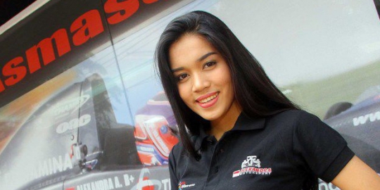 9 Wanita cantik penakluk ganasnya lintasan balap