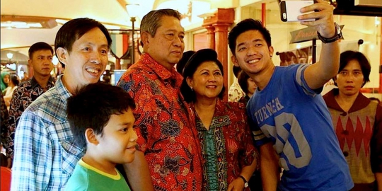 Ini gaya Presiden SBY dan Ibu Ani saat foto selfie