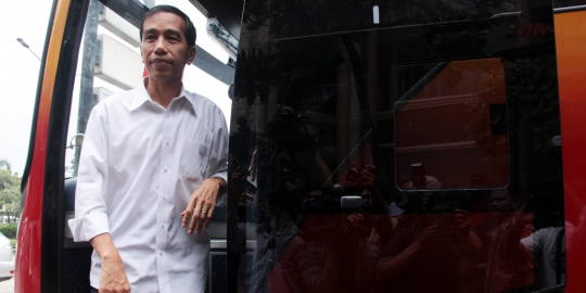 'Jokowi harus tanggung jawab soal pengadaan bus karatan'