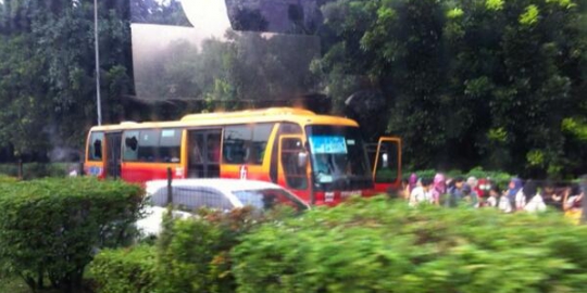 Bus Transjakarta keluarkan asap, penumpang panik berhamburan
