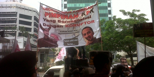 Bawa keranda dan 'Jokowi iblis', ratusan orang demo di KPK