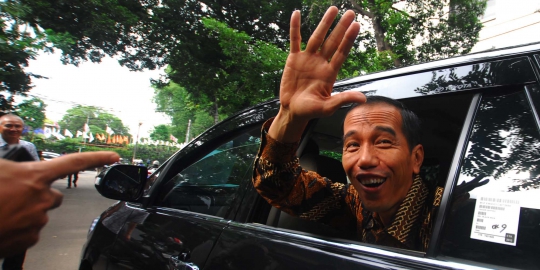 Blusukan ke Taman BMW, mobil Jokowi terjebak lumpur & pecah ban