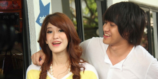 Demi Kevin Aprilio, Elma Agustin pindah agama? | merdeka.com