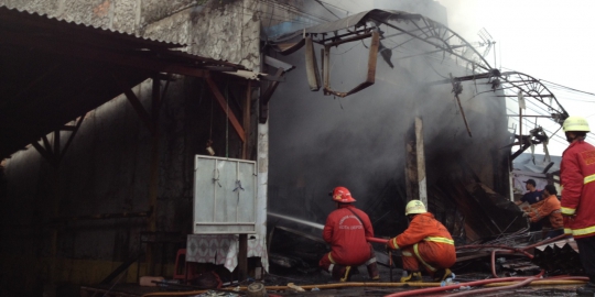 Konveksi 2 lantai di Jakbar terbakar, 22 unit damkar diterjunkan