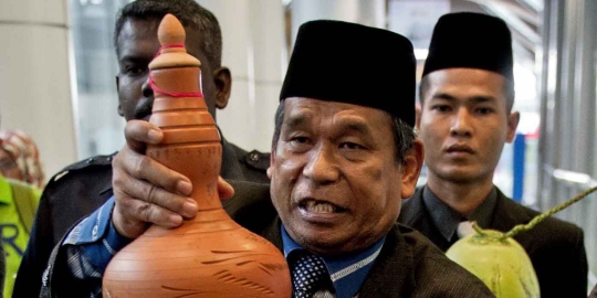 Raja dukun Malaysia balik mengancam, bantah melenceng dari Islam