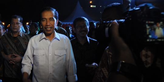 Jalan di Marunda sempit, Jokowi bonceng motor Dishub ke masjid