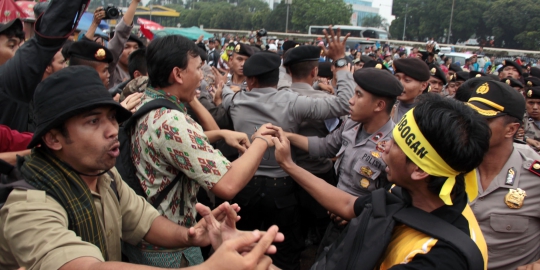 Aksi saling dorong hiasi demo pegawai honorer di Gedung DPR