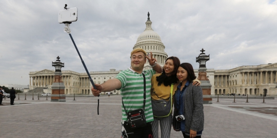 Asal-usul tongsis, tongkat narsis untuk selfie