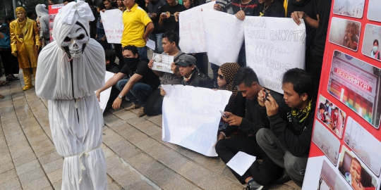 Puluhan mahasiswa peduli Riau gelar demo kabut asap di HI