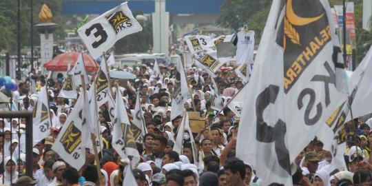 Kampanye perdana, kader PKS putihkan GBK