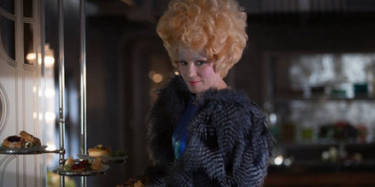 Ribuan Kembaran Effie Trinket Padati Stasiun di London