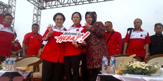 Kampanye bareng Mega, Risma pilih pakai batik