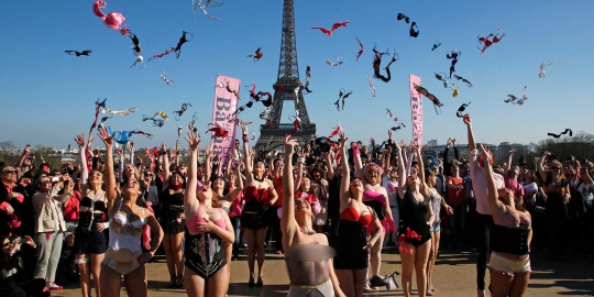 Perangi kanker payudara, puluhan wanita Prancis 'lepas bra'