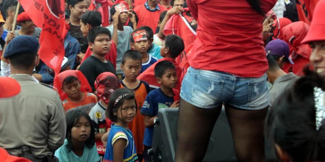 Anak anak ikut kampanye PDIP sambil nonton goyang biduan 