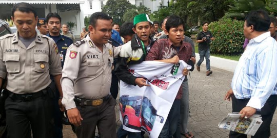 HMI demo Jokowi jangan nyapres sebelum kasus bus berkarat tuntas