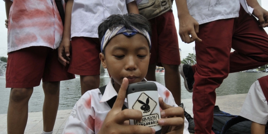 Jokowi: Anak-anak nyapu, jangan main twitter, instagram dan path