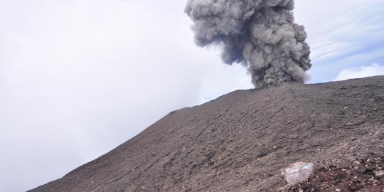 Gunung Slamet semburkan erupsi tertinggi hingga 2.000 meter