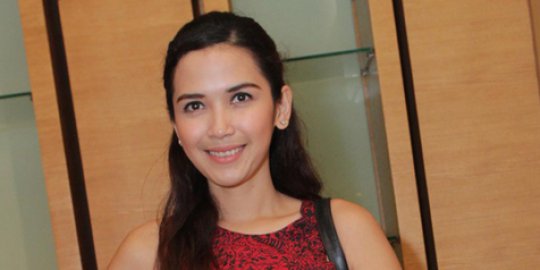 Dinda Kanyadewi juga tulis puisi menye-menye