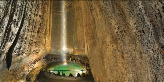 Air terjun ini bersembunyi 1.120 meter di bawah tanah