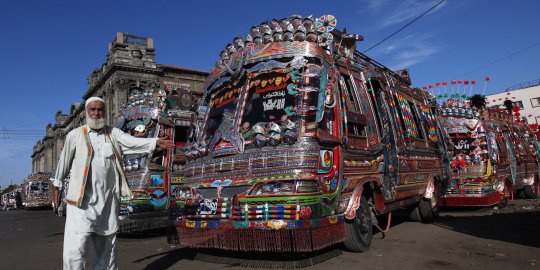 Beginilah penampilan bus kota di Pakistan