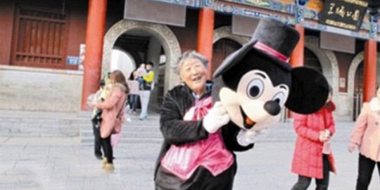 Buat bantu anak, wanita di China ini rela cari uang jadi badut
