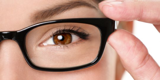 Tips perawatan mata untuk pengguna kacamata