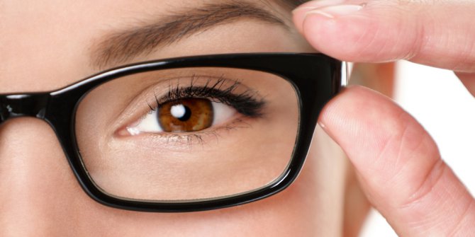 Tips perawatan mata untuk pengguna kacamata | merdeka.com
