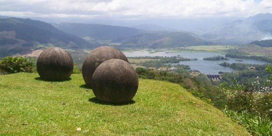 Menengok bola misterius di hutan Kosta Rika