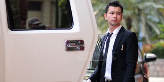 Hadiri resepsi Dude - Alyssa, Raffi Ahmad justru iri?