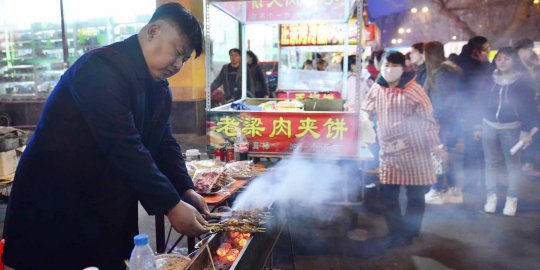 Berwajah mirip Kim Jong-un, tukang sate ini jadi pusat perhatian